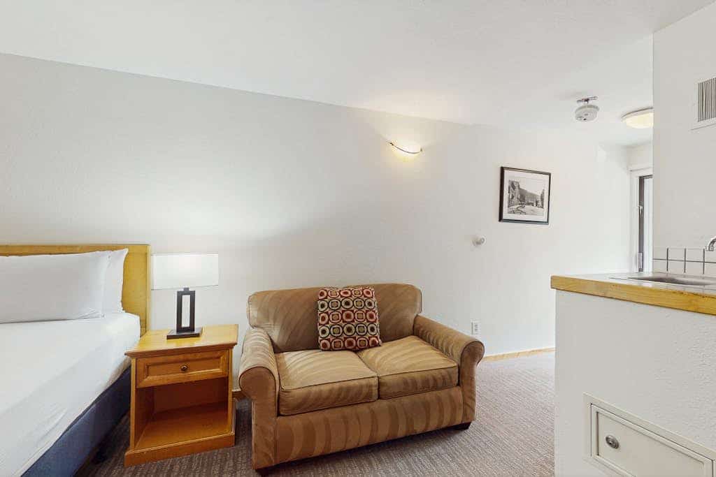 Main Street gem - pool & hot tub - walk to lifts, dog-friendly, balcony
