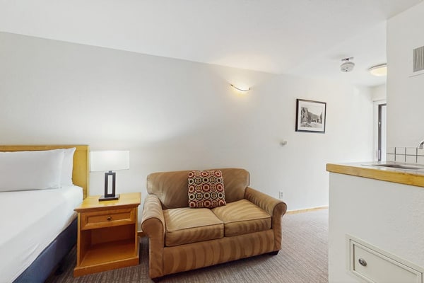 Main Street gem - pool & hot tub - walk to lifts, dog-friendly, balcony