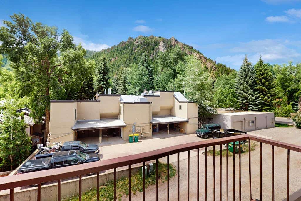 Top-floor Main Street studio with pool & hot tub - walk to lifts