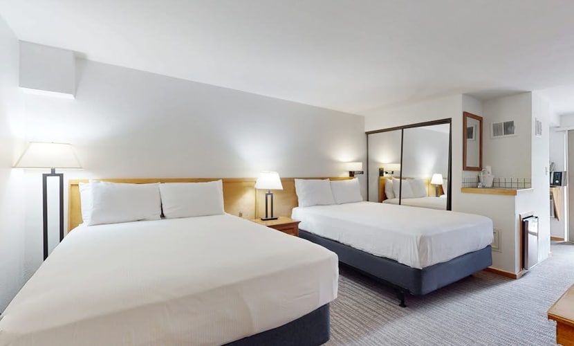 Main St. studio - pool & hot tub - walk to lifts, dog-friendly, private balcony