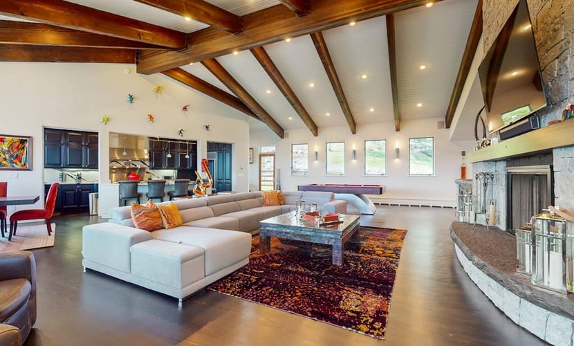 Gorgeous mountain mansion with amazing views & pool table - close to the slopes