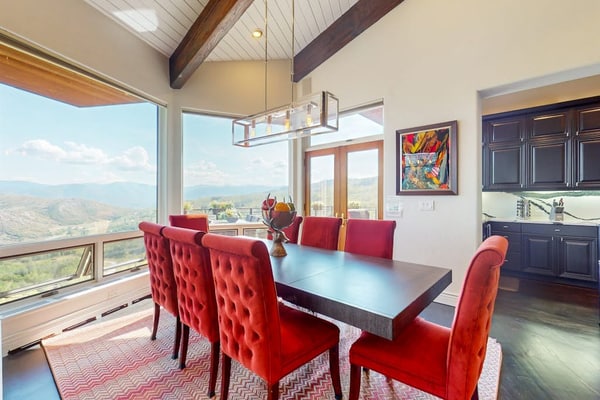Gorgeous mountain mansion with amazing views & pool table - close to the slopes