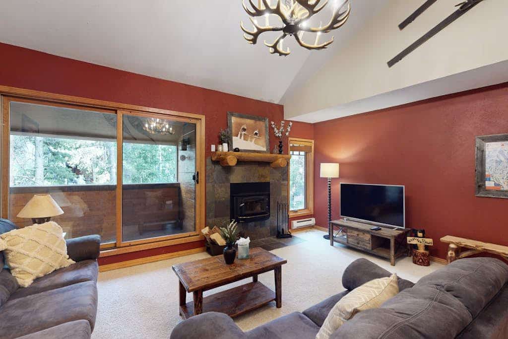 Beautifully-Upgraded Condo w/Shared Pool & Hot Tub - Walk to Downtown/Slopes