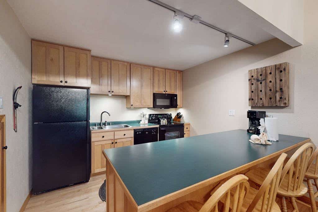 Beautifully-Upgraded Condo w/Shared Pool & Hot Tub - Walk to Downtown/Slopes