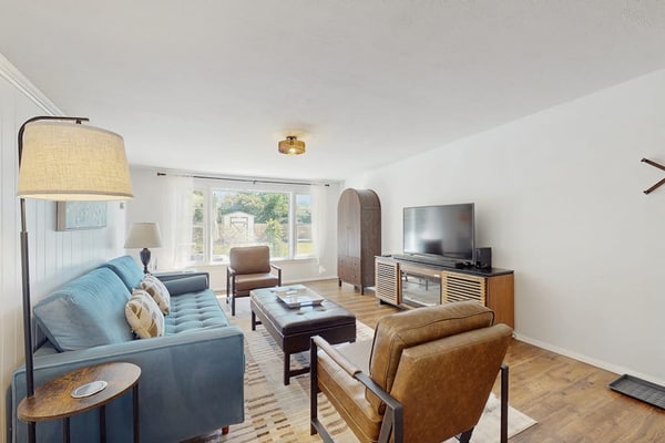 Charming mountain home with large yard, stunning views, and dog-friendly