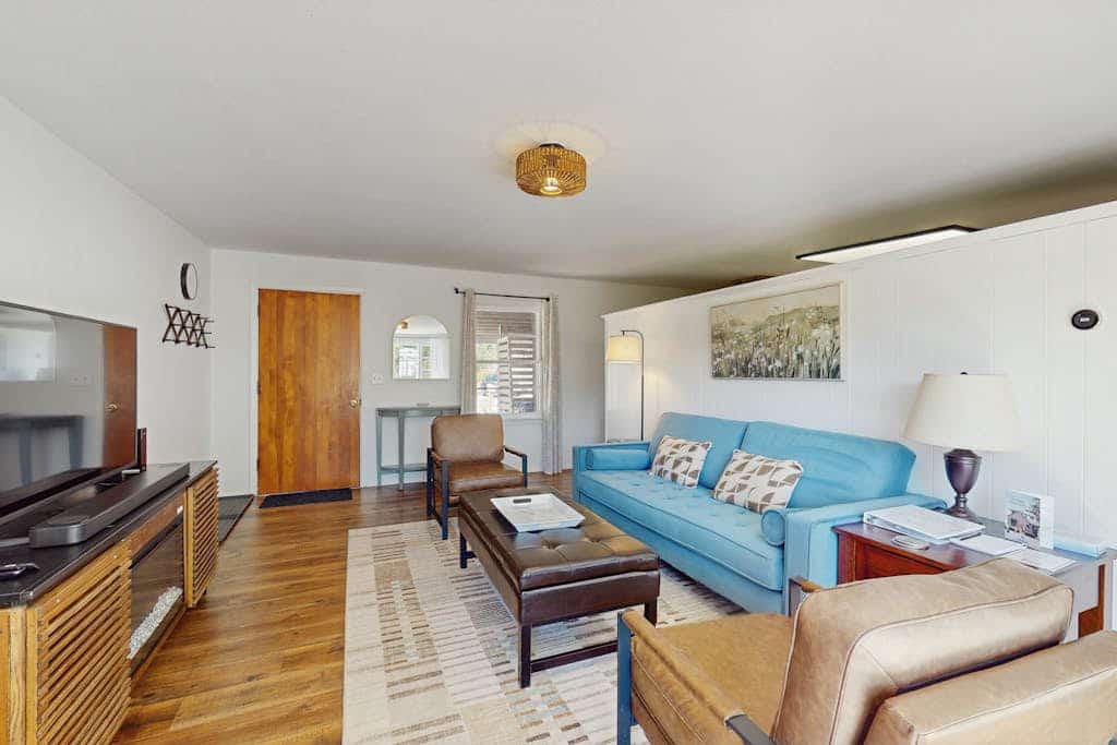 Charming mountain home with large yard, stunning views, and dog-friendly