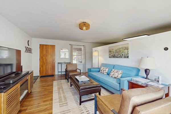 Charming mountain home with large yard, stunning views, and dog-friendly