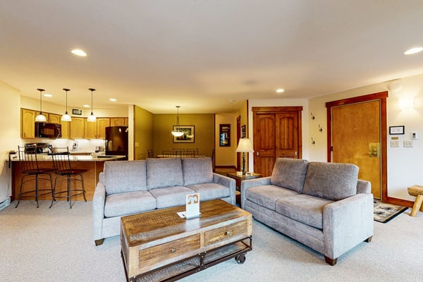 Stunning ski-in 2nd-floor condo with fireplace, hot tubs & gym