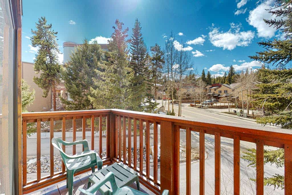Updated ski-in condo with hot tubs, fireplace, gym & views