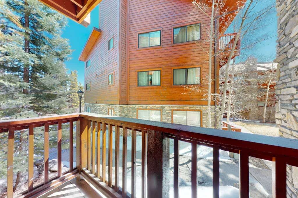 Ski-in/out ground-floor condo with hot tubs, fireplace, gym & views