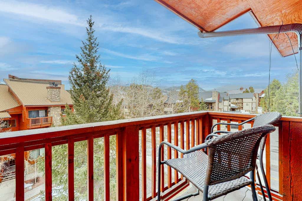 2-story condo with loft, hot tub, fireplace, balcony & gym