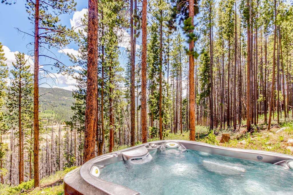 Spacious mountain lodge with epic views & private hot tub - close to slopes