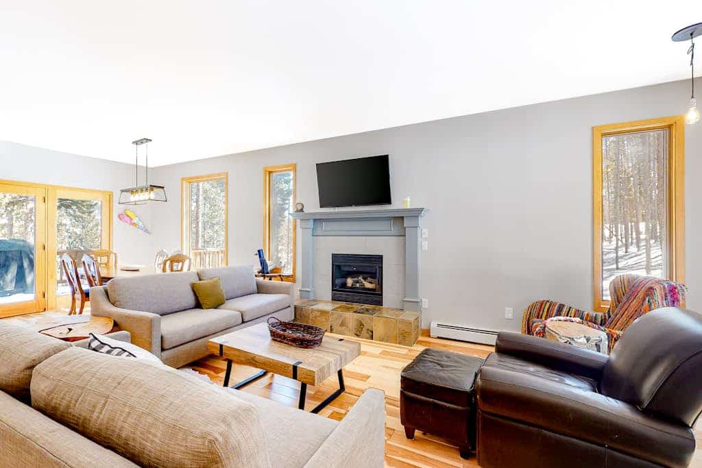 Spacious mountain lodge with epic views & private hot tub - close to slopes
