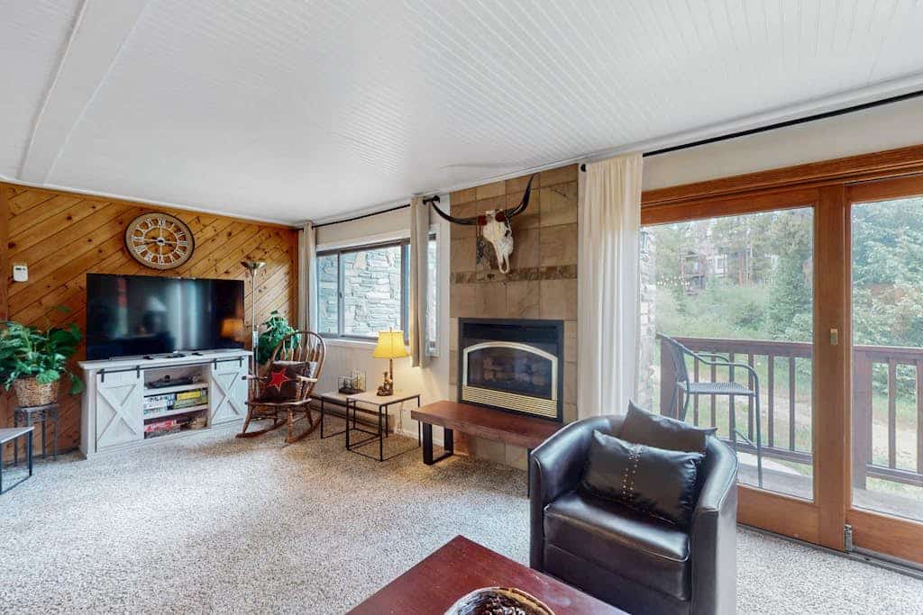 Sunny ski-in condo with hot tubs, balcony, fireplace, & gym