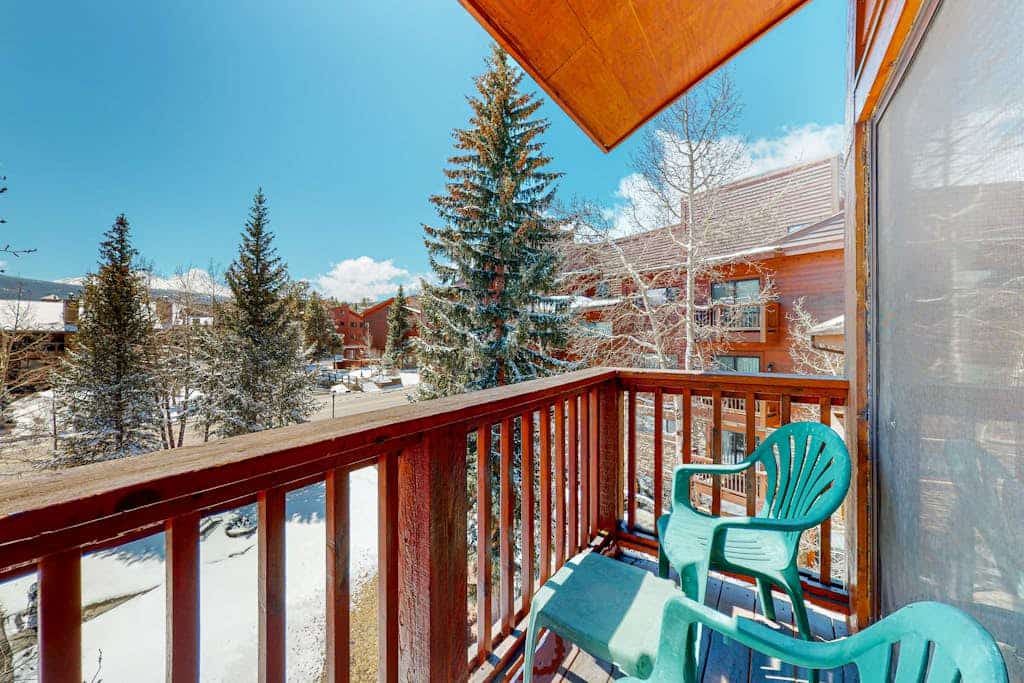 Ski-in/out gold-rated condo with hot tubs, fireplace & gym