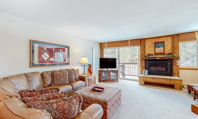Cute ski-in/out condo with hot tubs, gym, balcony, & fireplace