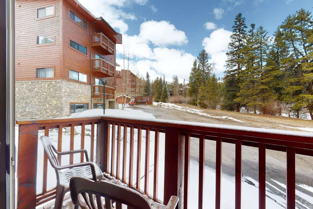 Cute ski-in/out condo with hot tubs, gym, balcony, & fireplace