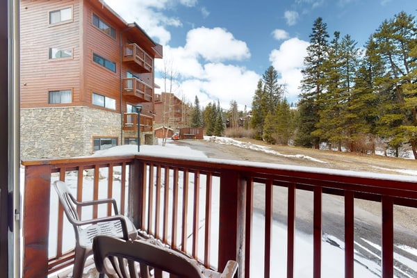 Cute ski-in/out condo with hot tubs, gym, balcony, & fireplace