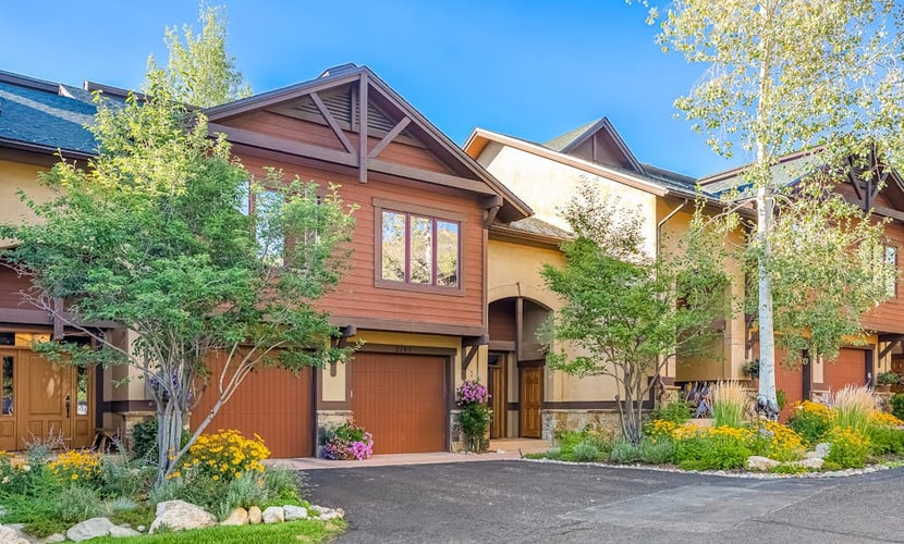 Waterstone 33 & bright townhome w/ shared pool, hot tub & winter shuttle to lifts