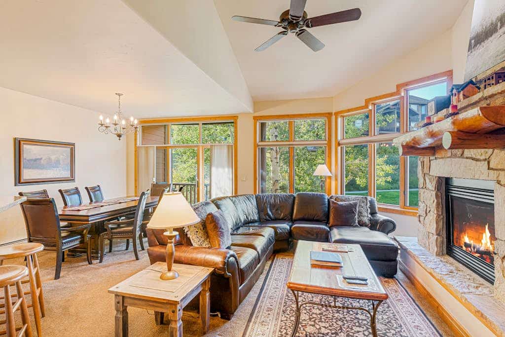 Waterstone 33 & bright townhome w/ shared pool, hot tub & winter shuttle to lifts