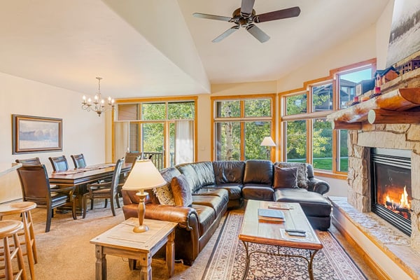 Waterstone 33 & bright townhome w/ shared pool, hot tub & winter shuttle to lifts