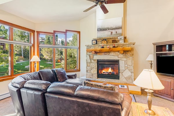 Waterstone 33 & bright townhome w/ shared pool, hot tub & winter shuttle to lifts