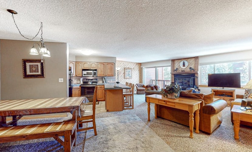 2nd-floor ski-in condo with fireplace, hot tubs, gym & W/D