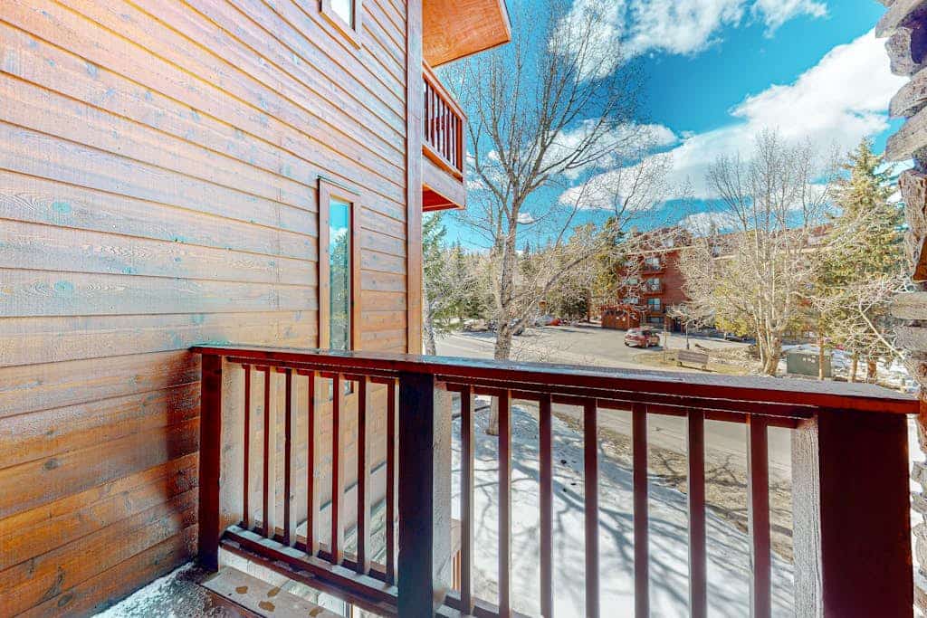 2nd-floor ski-in condo with fireplace, hot tubs, gym & W/D