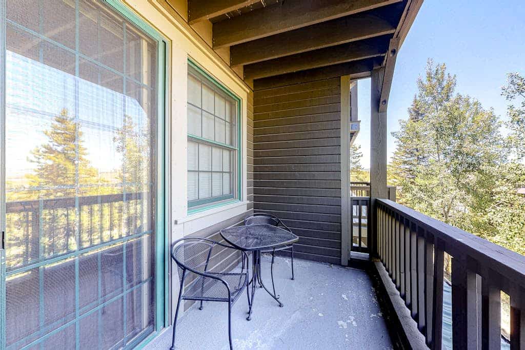 Dreamy mountain escape with shared hot tub, balcony, fast WiFi & slope access