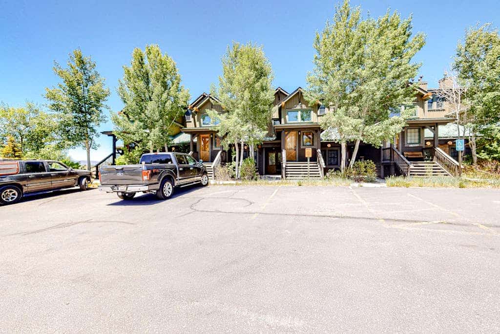 Dreamy mountain escape with shared hot tub, balcony, fast WiFi & slope access