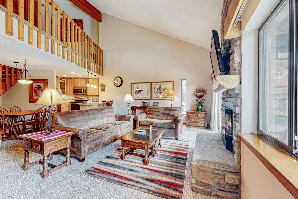 Renovated ski-in/out condo with hot tub, fireplace, gym & balcony
