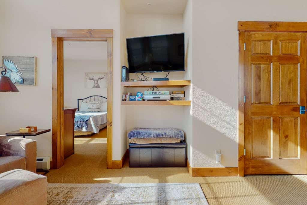 Ski-in/out condo with amazing views, washer/dryer, fireplace, & hot tub