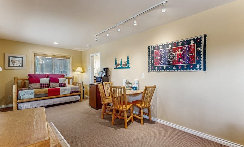 Riverfront retreat with a kitchenette, washer/dryer, & shared patio