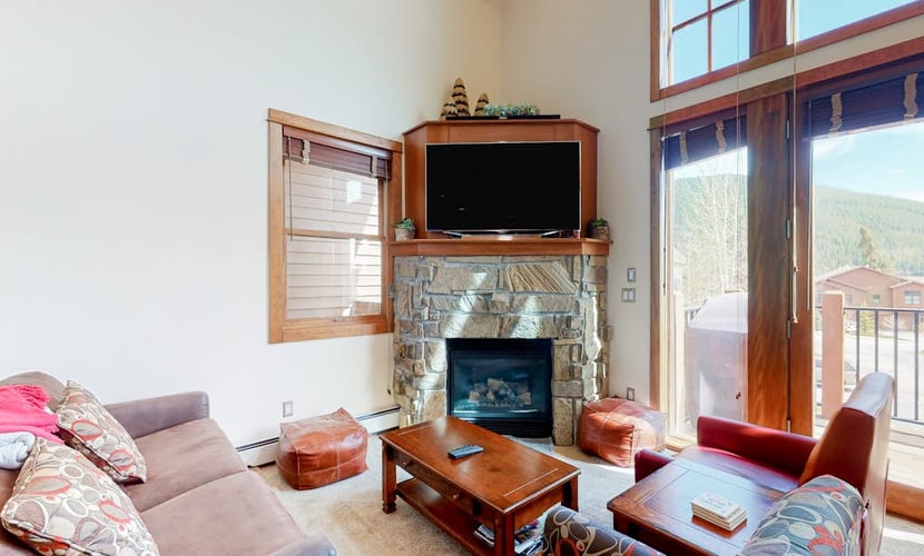Townhouse with a ski lodge feel with mountain view, W/D, fireplace & balcony