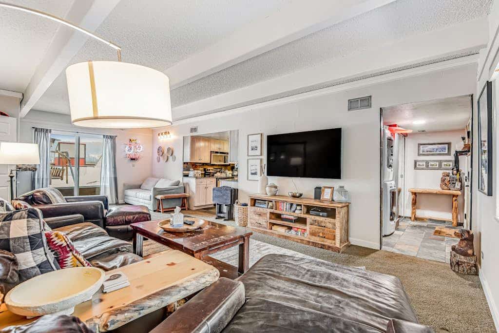 Spacious condo with hot tub, pool, sauna - bus to town/slopes