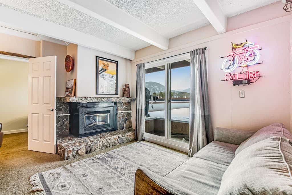 Spacious condo with hot tub, pool, sauna - bus to town/slopes