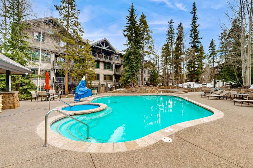 Convenience, mountain luxury & shared hot tubs/pool Walk to gondola