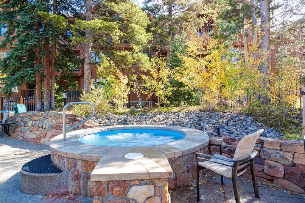 Convenience, mountain luxury & shared hot tubs/pool Walk to gondola