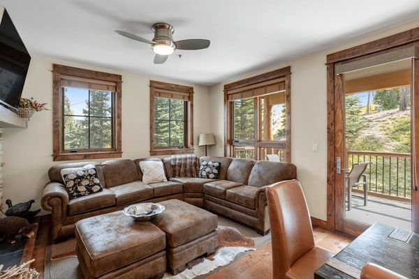 Ski-in/ski-out villa with community amenities & fireplace - central location
