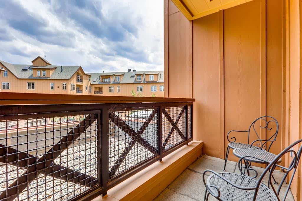 Downtown, 2nd-floor condo with pool, hot tubs & gym - walk to Peak 9 lifts