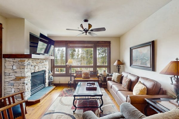 Ski-in/out condo with outdoor pool, hot tub & gorgeous views of mountains/town
