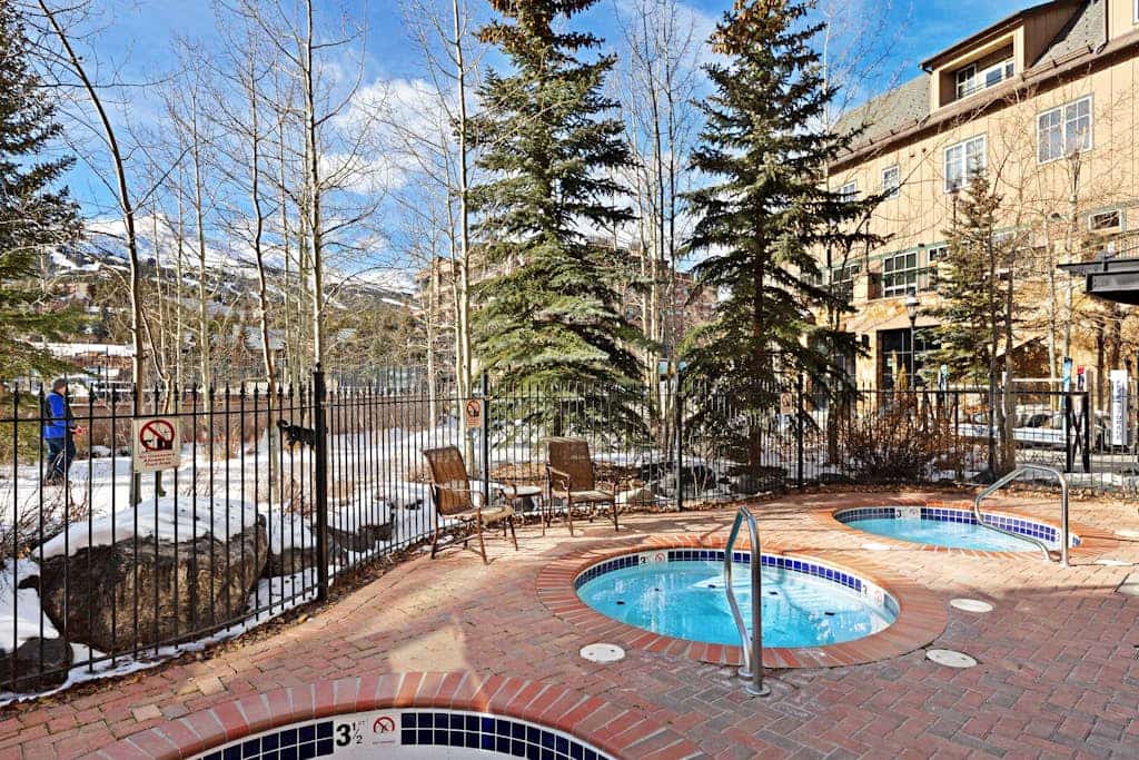 Walk-to-lift condo with gas fireplace, hot tubs, pool, gym & steam room