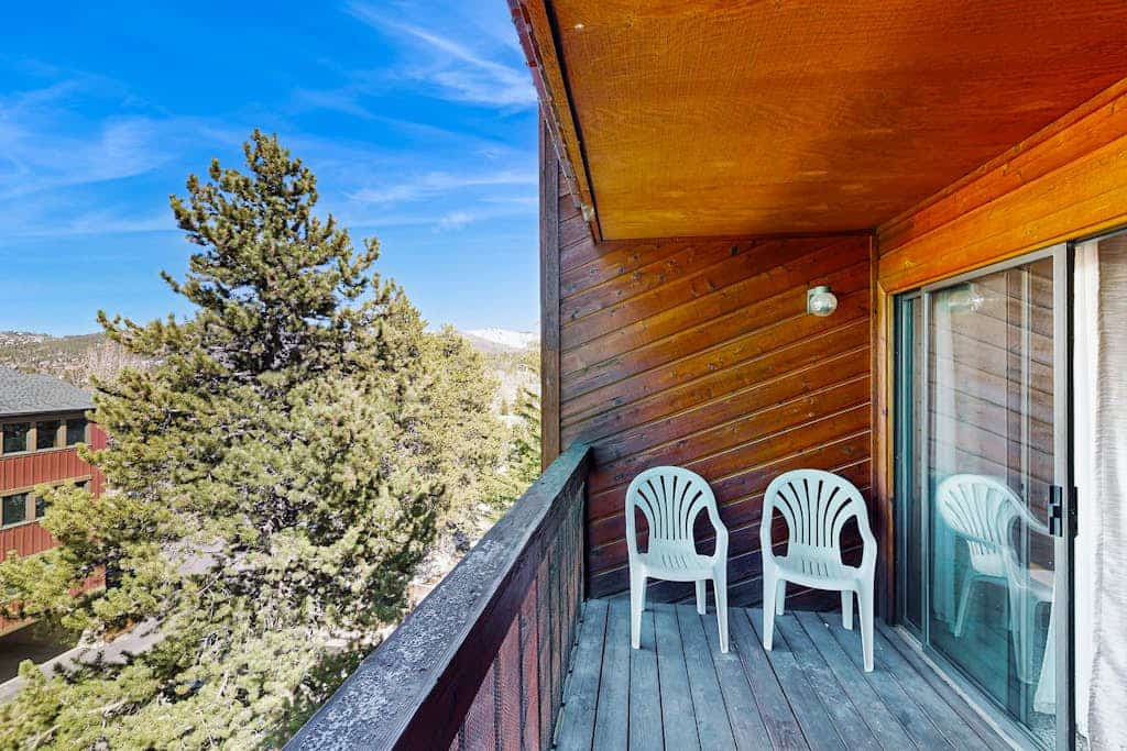 Spacious, in-town condo with balcony, pools, hot tub, tennis - walk to lifts