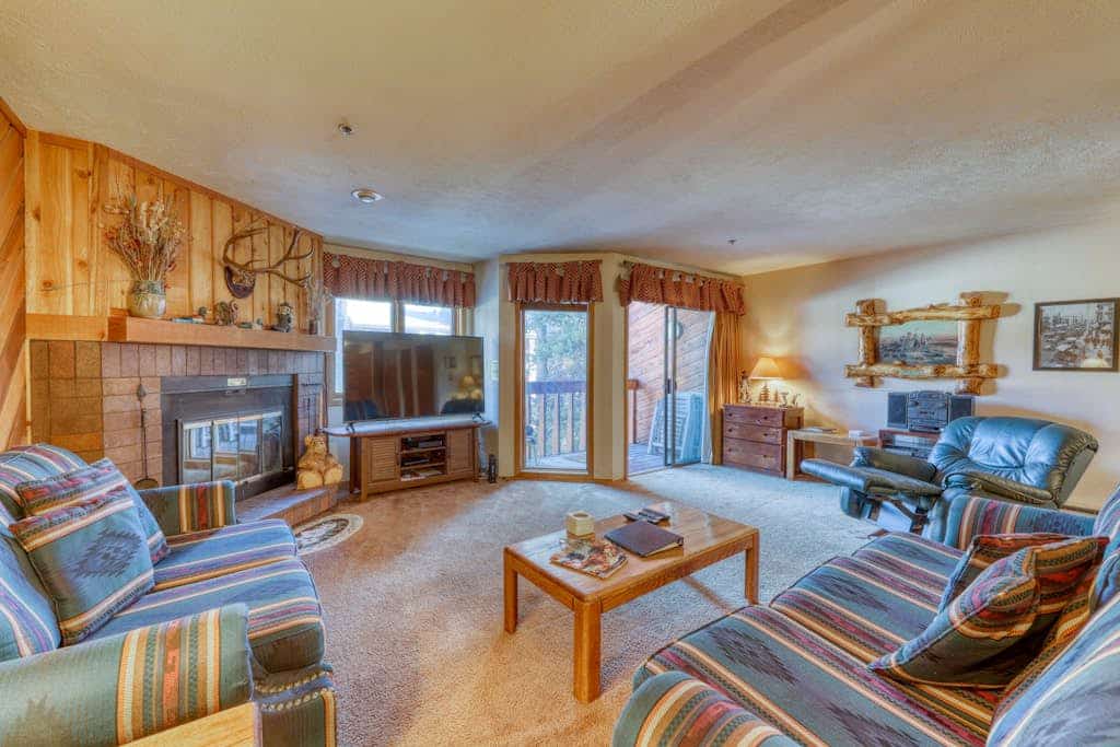 Ideally located condo with pool, hot tubs & sauna - walk to lifts & Main Street