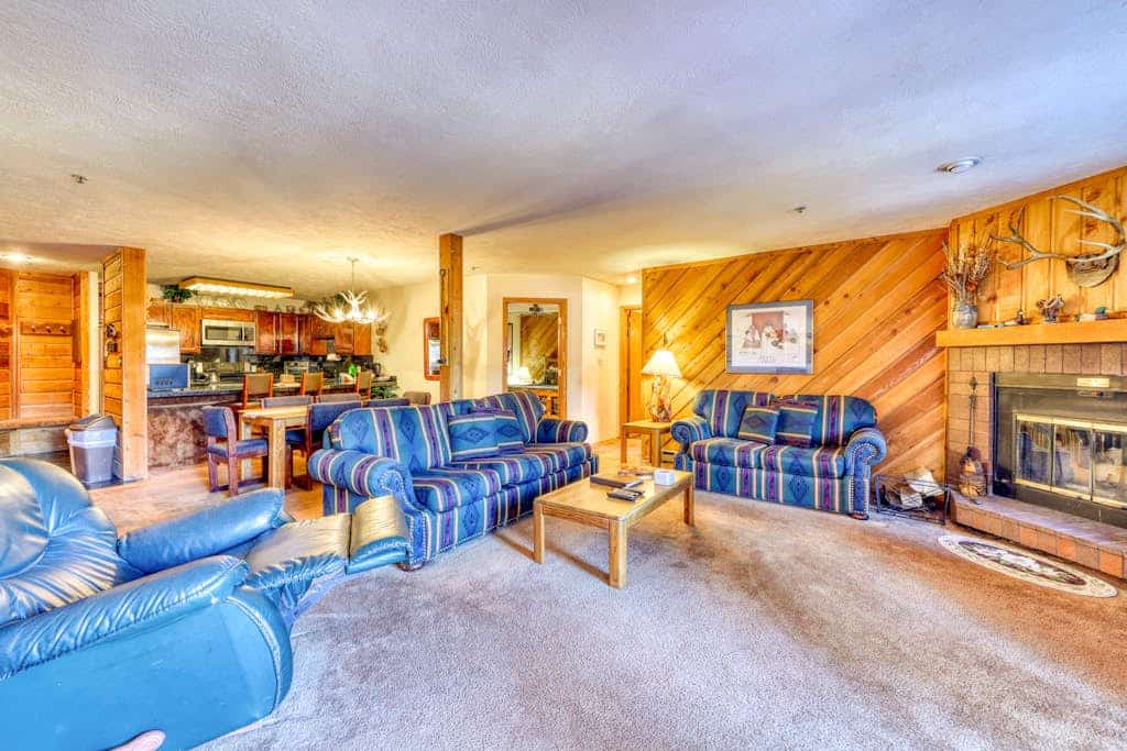 Ideally located condo with pool, hot tubs & sauna - walk to lifts & Main Street