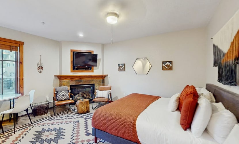 Main Street Station #1210 studio with kitchenette, walk to the lifts