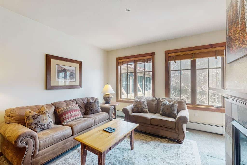 2nd-floor condo near downtown with hot tubs, pool & gym - walk to lifts