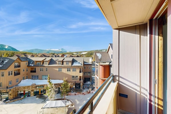 Mountain condo with pool, hot tubs, gym & steam room - near skiing & hiking