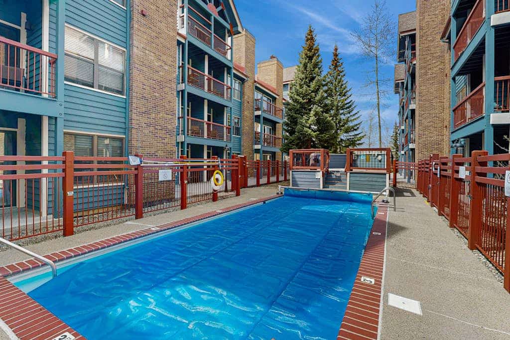Great ski studio one block from Main Street with shared pool and hot tub