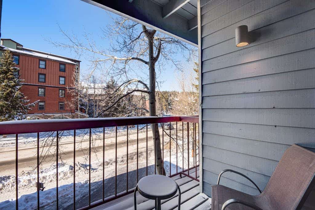 Skiers studio with WiFi, pool, hot tub, sauna, & balcony in downtown location
